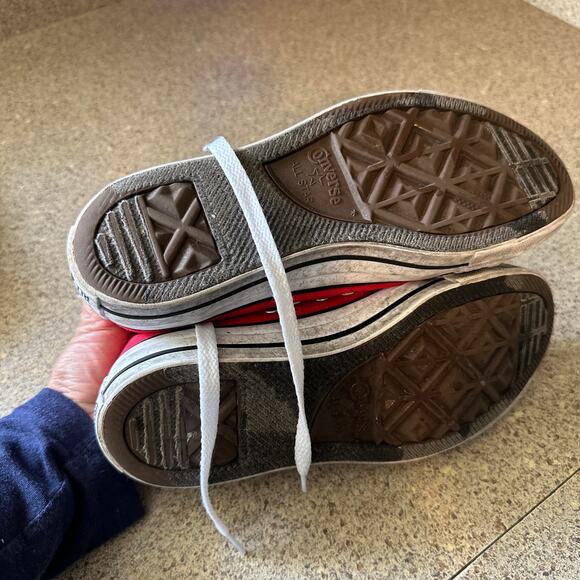 Converse red sneakers women’s size 6 - Picture 2 of 4